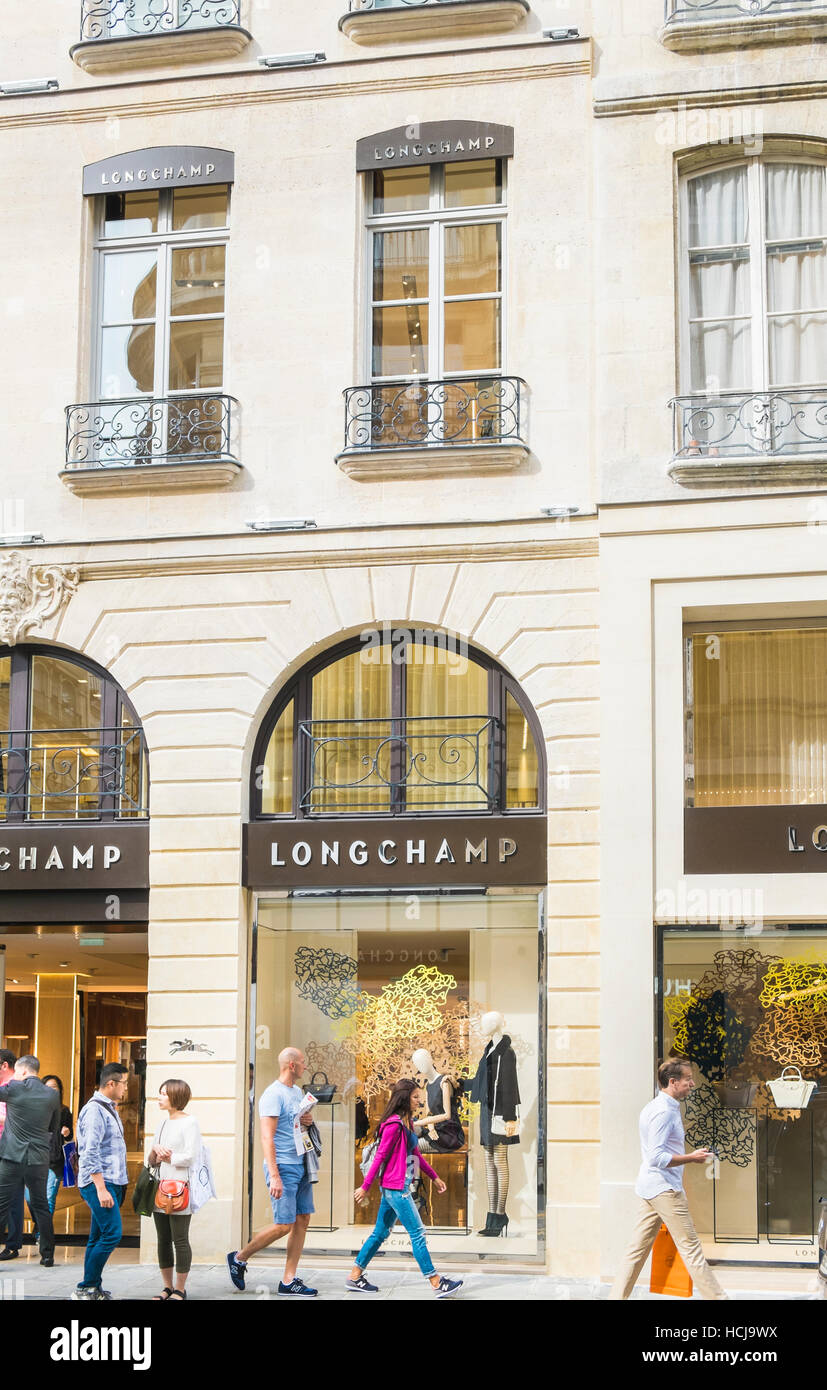 Scena di strada nella parte anteriore del negozio di Longchamp Foto Stock