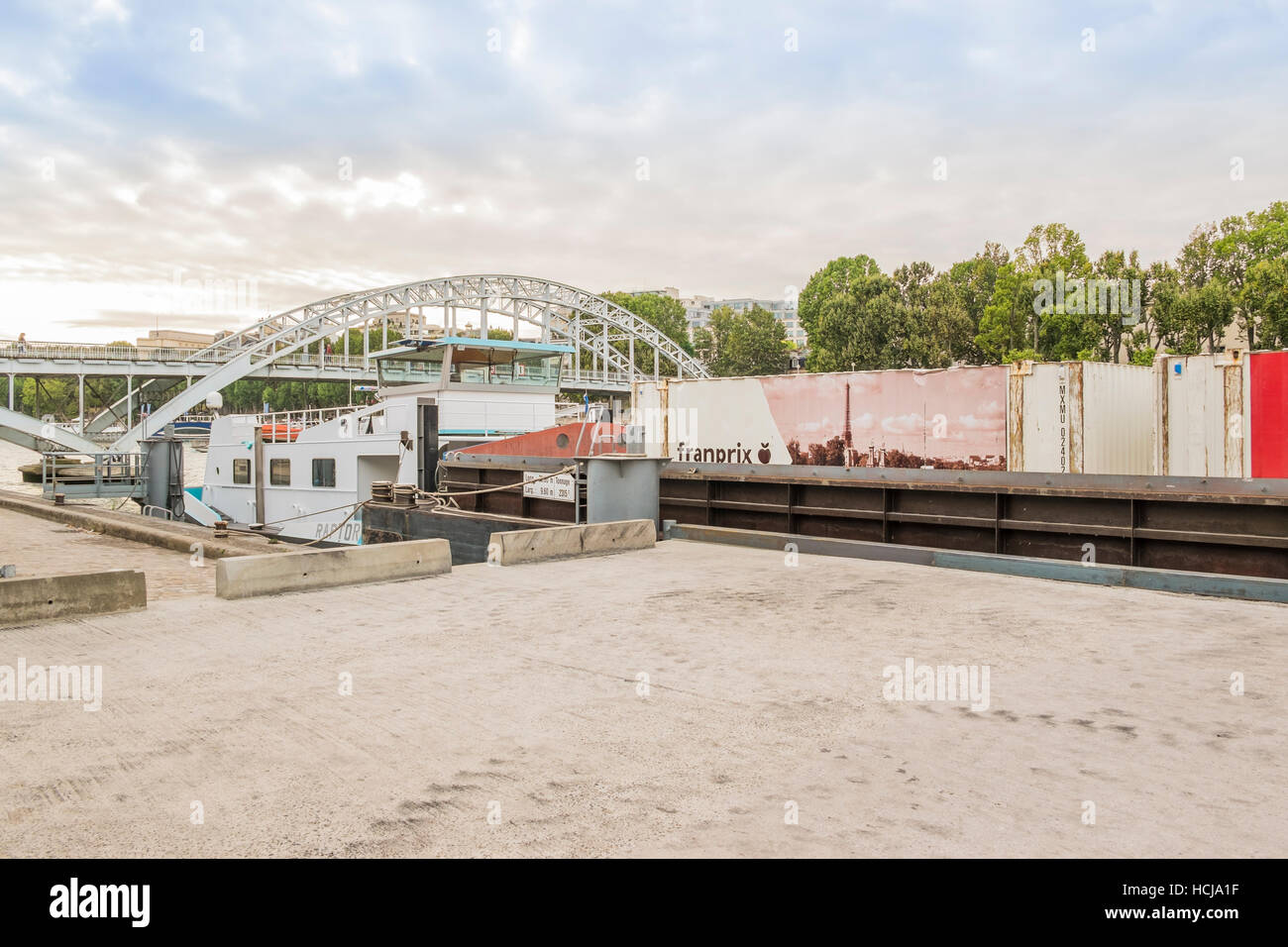 Il trasporto fluviale barca caricata con un contenitore di franprix catena di negozi di generi alimentari, porto interno Foto Stock