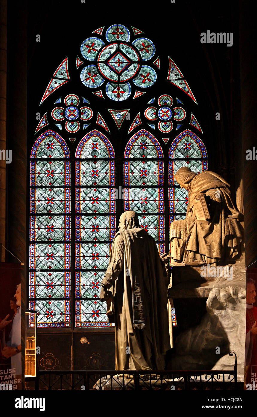 Bella vetrata e la scultura all'interno della cattedrale di Notre Dame di Parigi, Francia. Foto Stock