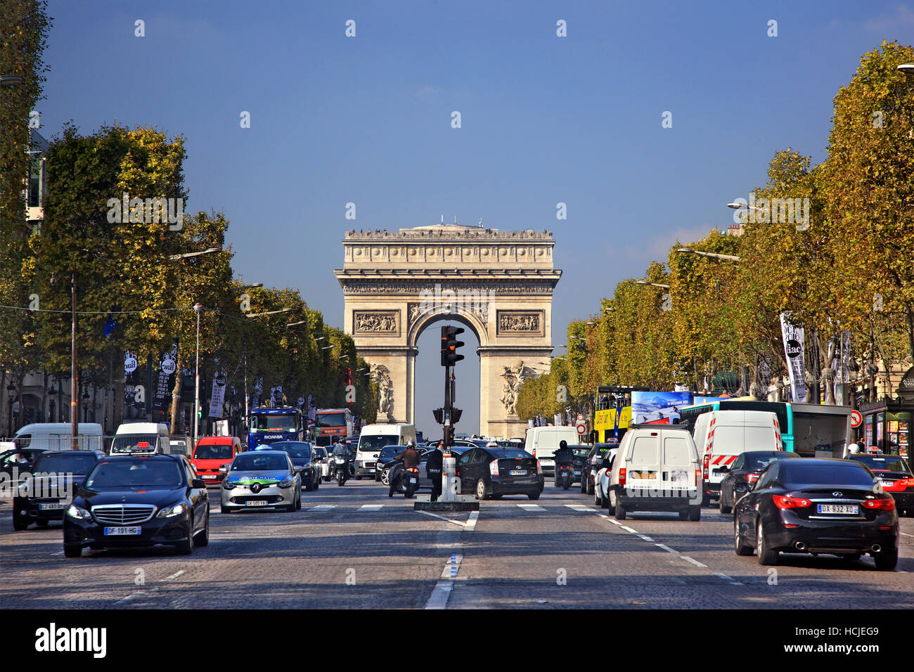 Campi Elisi E Dall Arco Di Trionfo Arco Di Trionfo In Background Parigi Francia Foto Stock Alamy