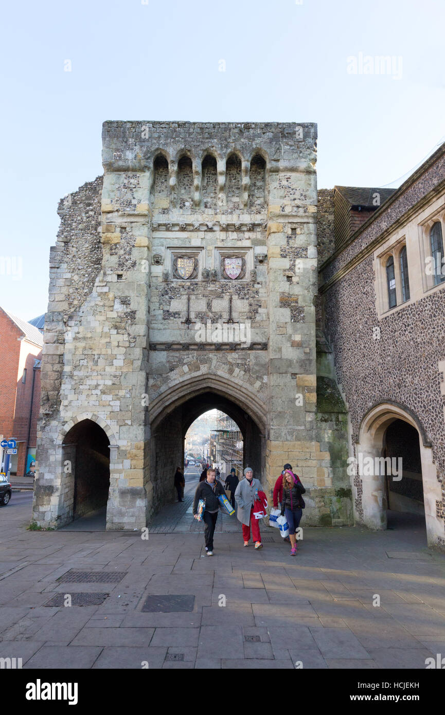 Il XII secolo Westgate medievale, oggi sede di un museo, Winchester, Hampshire England Regno Unito Foto Stock
