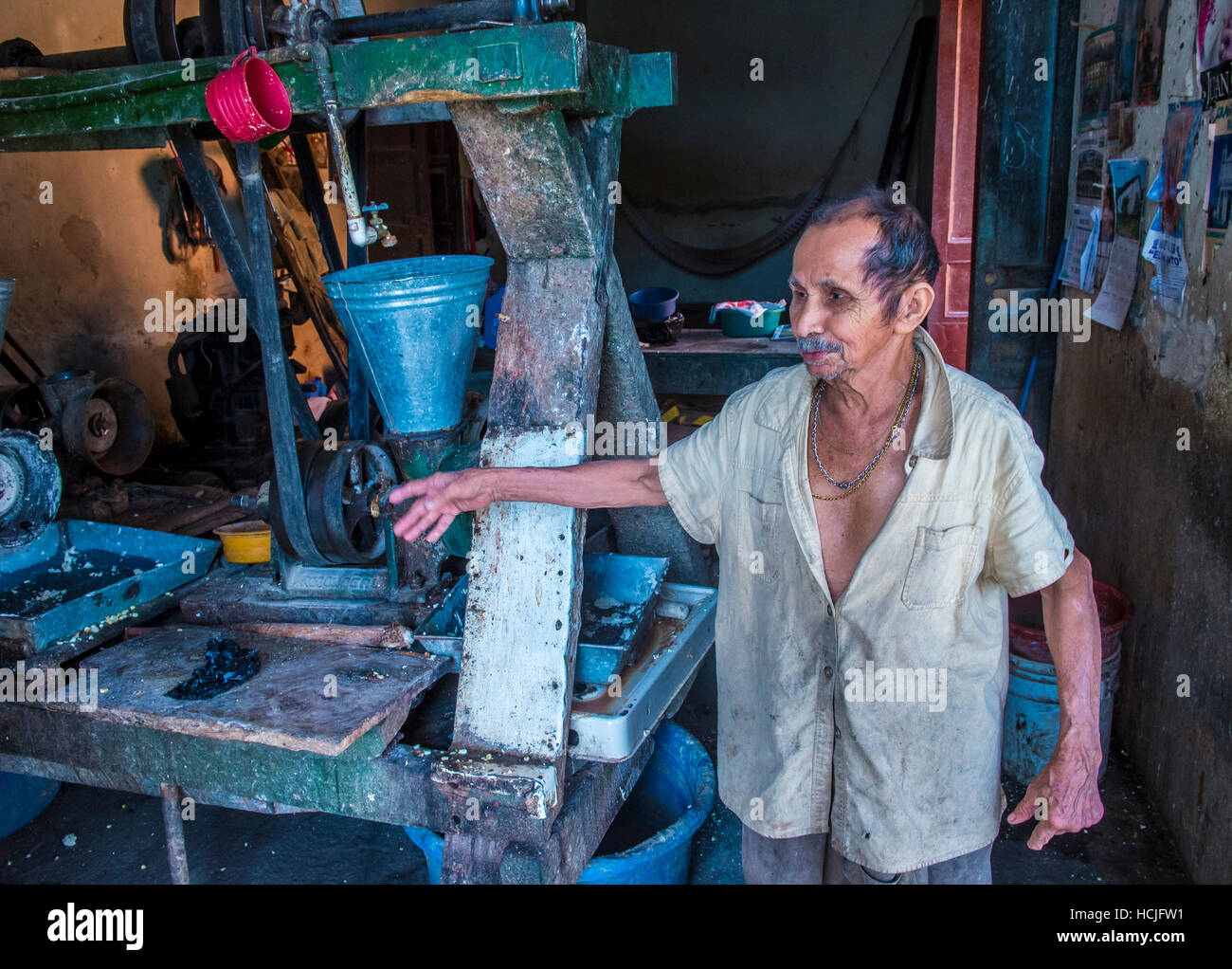 Uomo di Salvadoran lavorare ad una tortilla di mais impasto in fabbrica Suchitoto El Salvador. Il mais è stato un cibo di graffa in America centrale poiché le culture pre-Colu Foto Stock