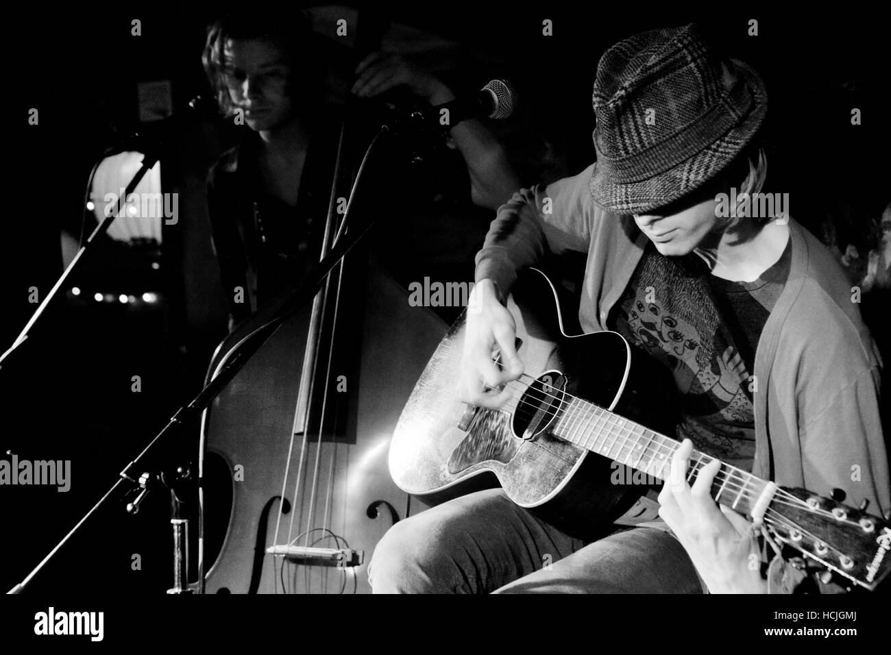 Tom Beecham (r-l) e Austin Jacobsen, membri del pop rock band di RNA Raggedy, eseguire presso la taverna del tramonto a Seattle, Washington. Foto Stock