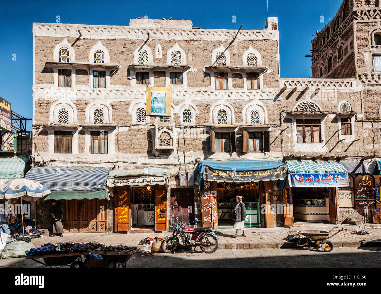 Sanaa città vecchia architettura tradizionale edifici pietra miliare vista in Yemen Foto Stock