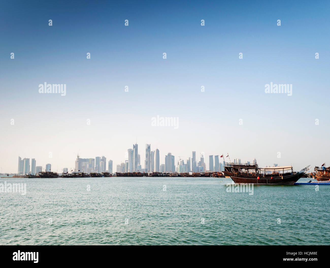 Doha grattacieli della città Urban Skyline view e barca dhow in Qatar Foto Stock