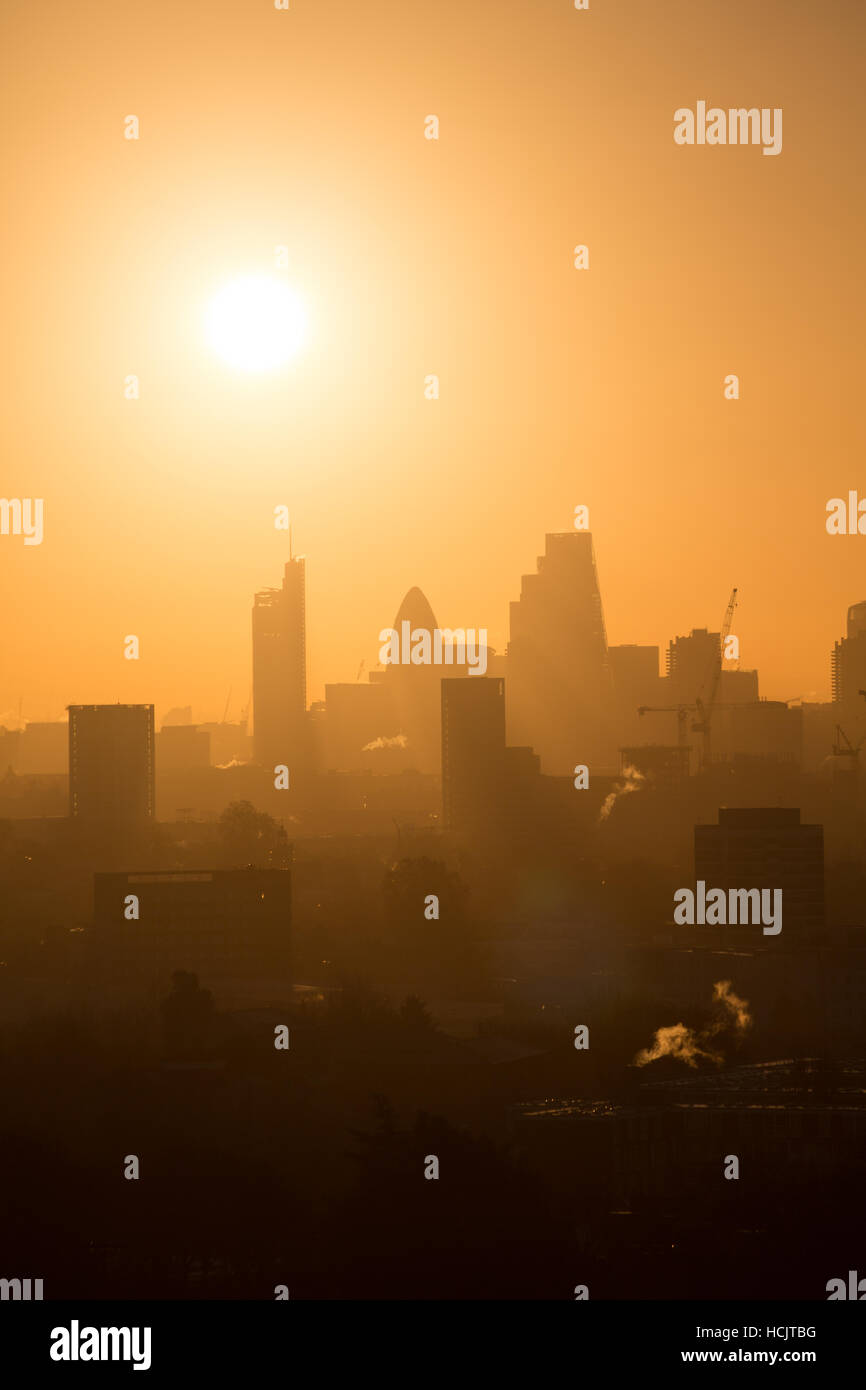 Sunrise su Londra visto dalla collina del Parlamento, Hampstead Heath Foto Stock