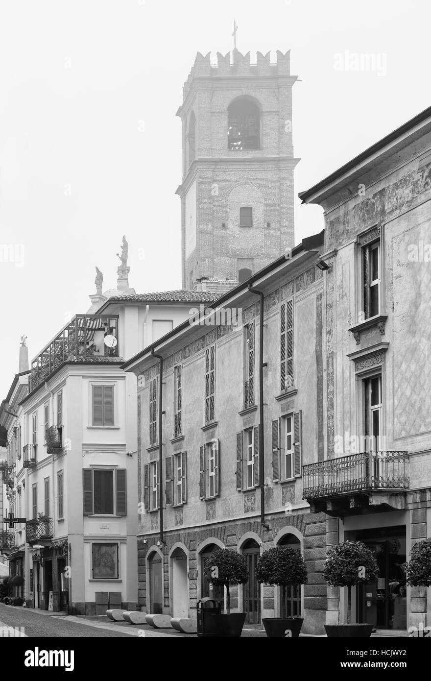 Una bella vista del centro storico di Vigevano, Italia. Foto in bianco e nero. Foto Stock