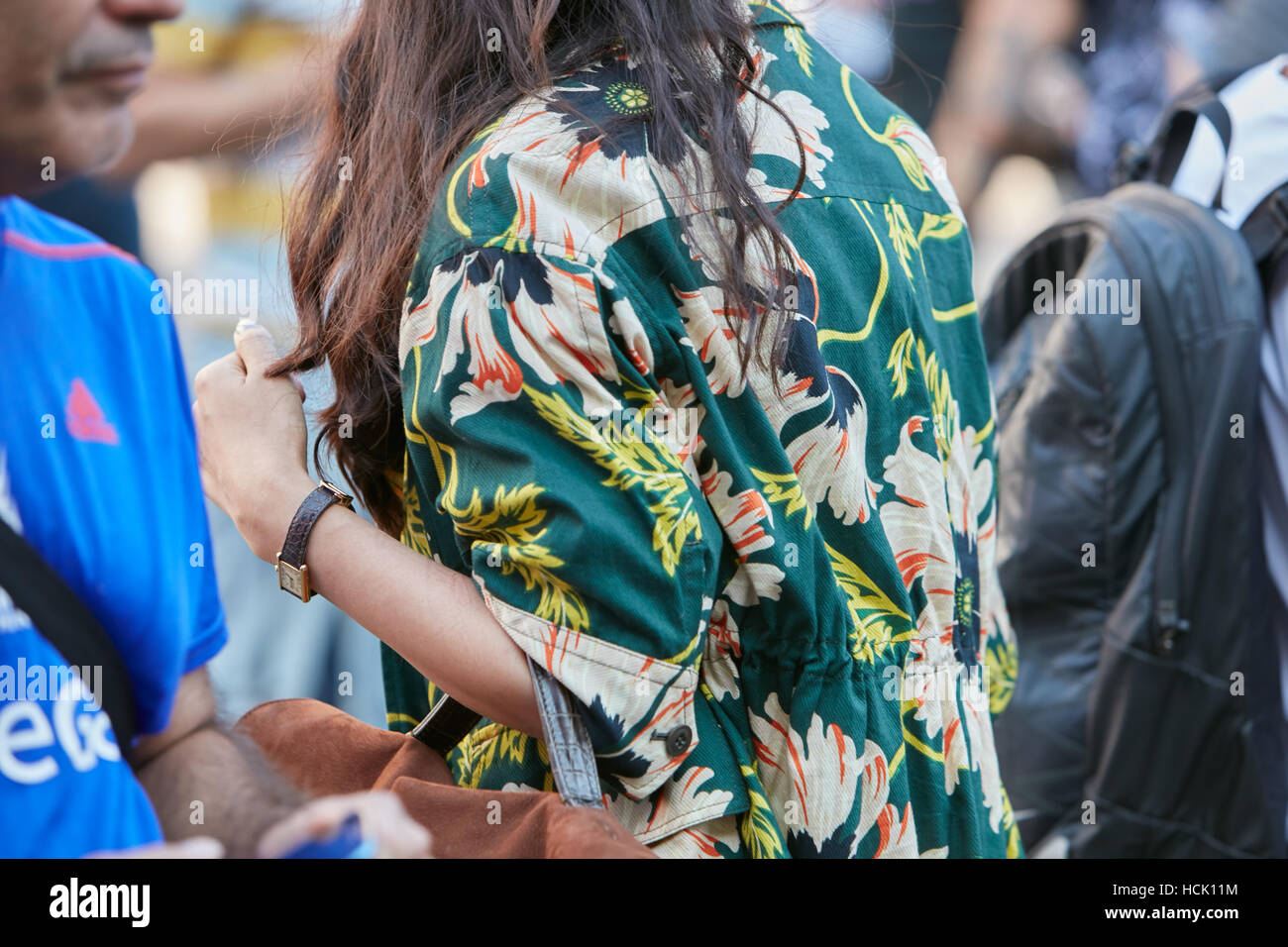 Donna con la maglia verde con decorazioni floreali prima di Jil Sander fashion show, la Settimana della Moda Milanese street style su Settembre 24. Foto Stock