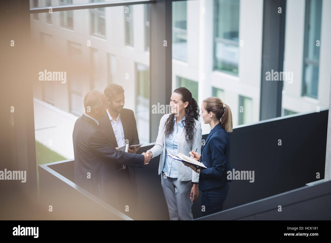 Gli imprenditori aventi una discussione in office Foto Stock