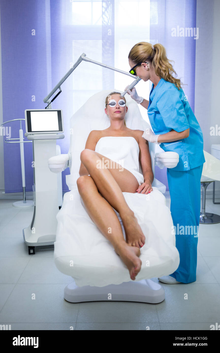 Paziente femmina di ottenere rf procedura di sollevamento Foto Stock