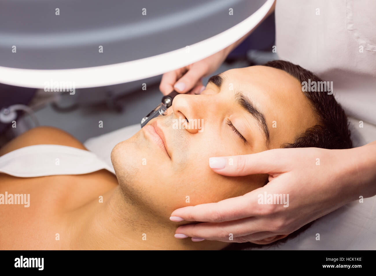 Il dermatologo di eseguire la depilazione laser su paziente Foto stock -  Alamy