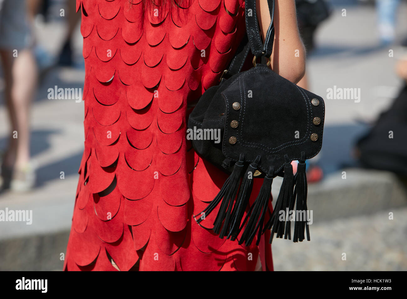 Donna con abito rosso e V 73 zaino nero con frange prima Stella Jean fashion show, la Settimana della Moda Milanese street style, 2016 Foto Stock