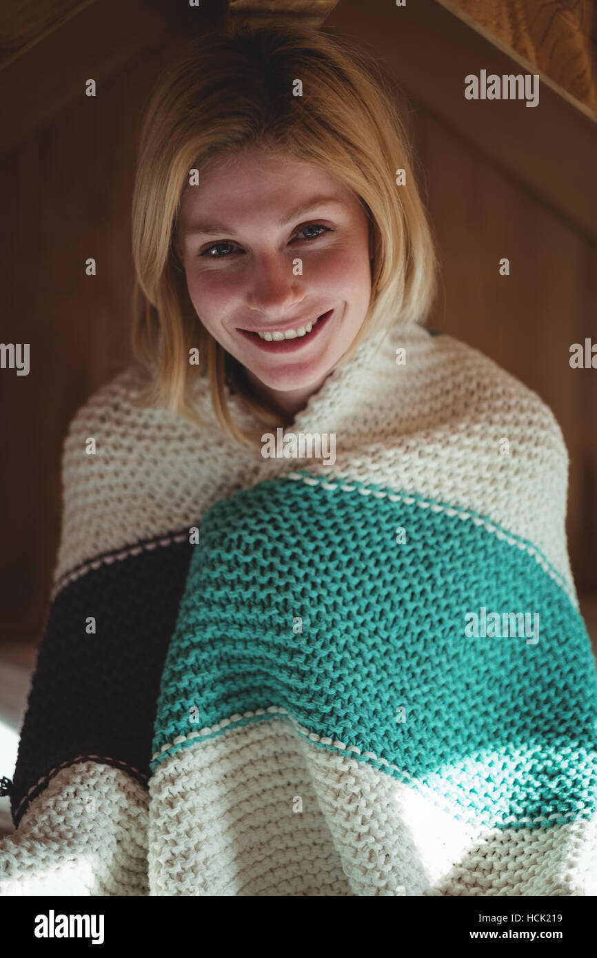 Ritratto di bella donna avvolta nella coperta di lana in camera da letto Foto Stock