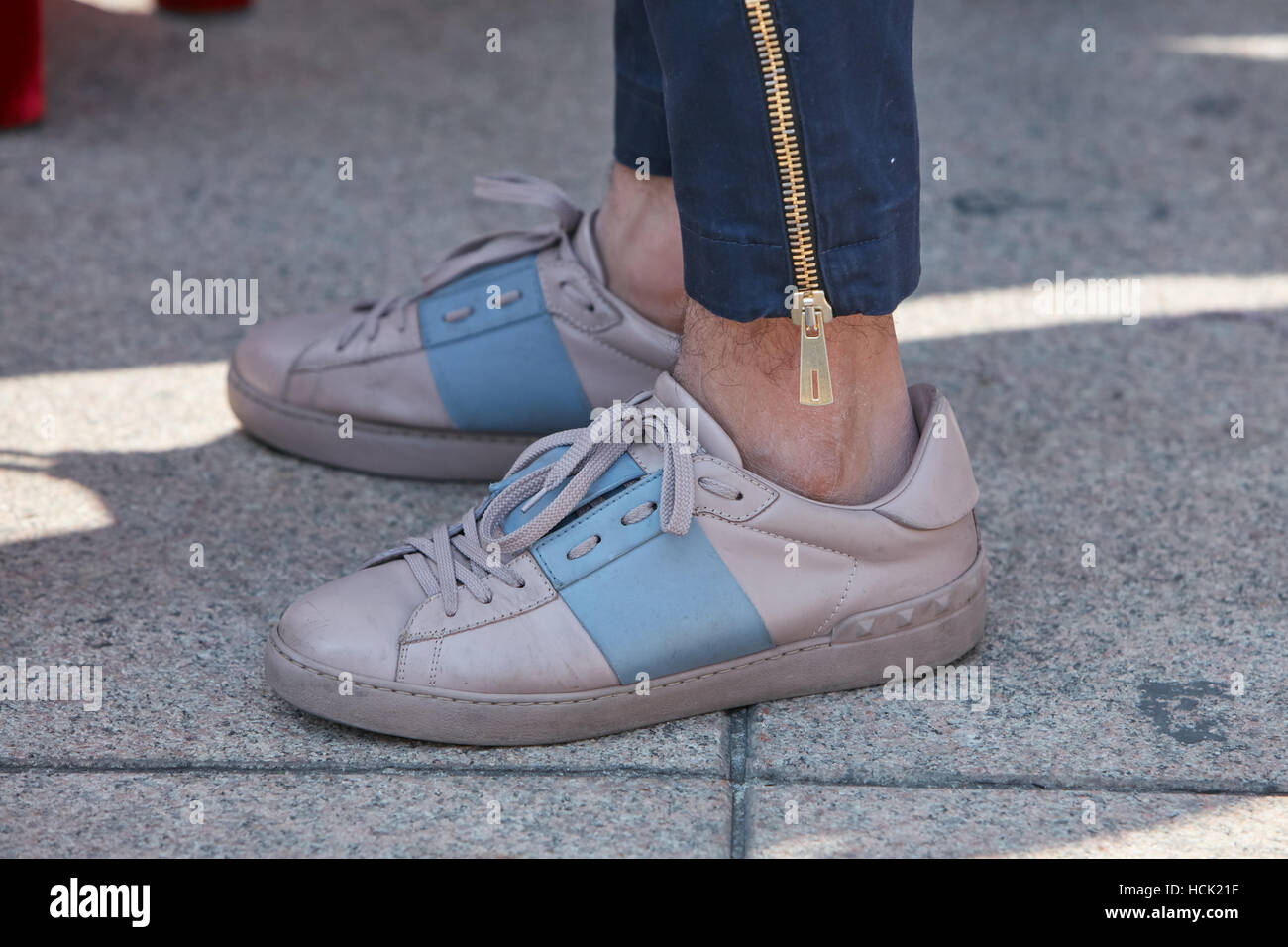 Uomo con beige e blu sneakers prima Stella Jean fashion show, la Settimana della Moda Milanese street style il 25 settembre 2016 a Milano Foto Stock