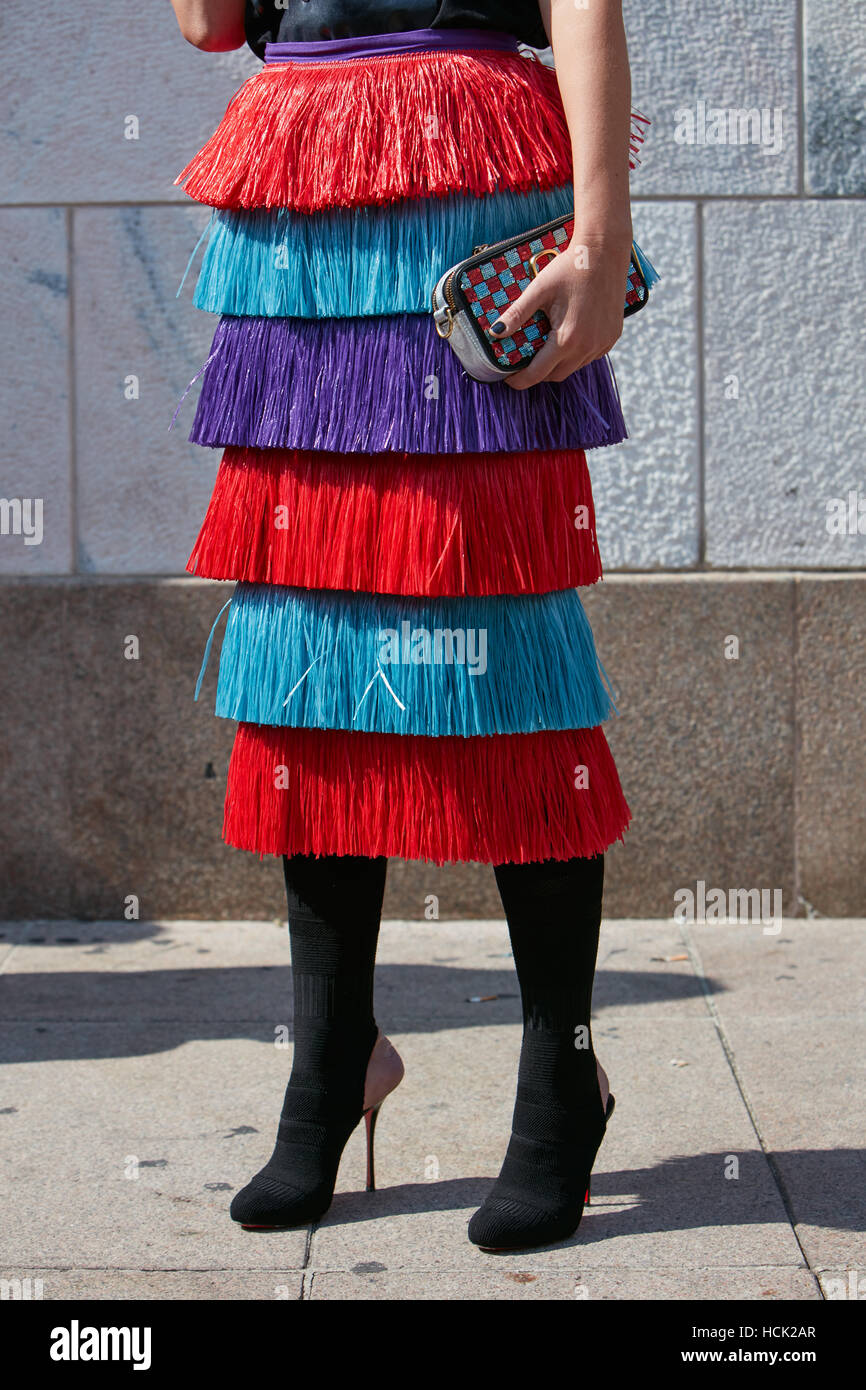 Milano - 23 settembre: donna di arcobaleno di colori metallici gonna  plissettata con sacchetto con design cloud con frange prima di Ermanno  scervino fashion show, m Foto stock - Alamy