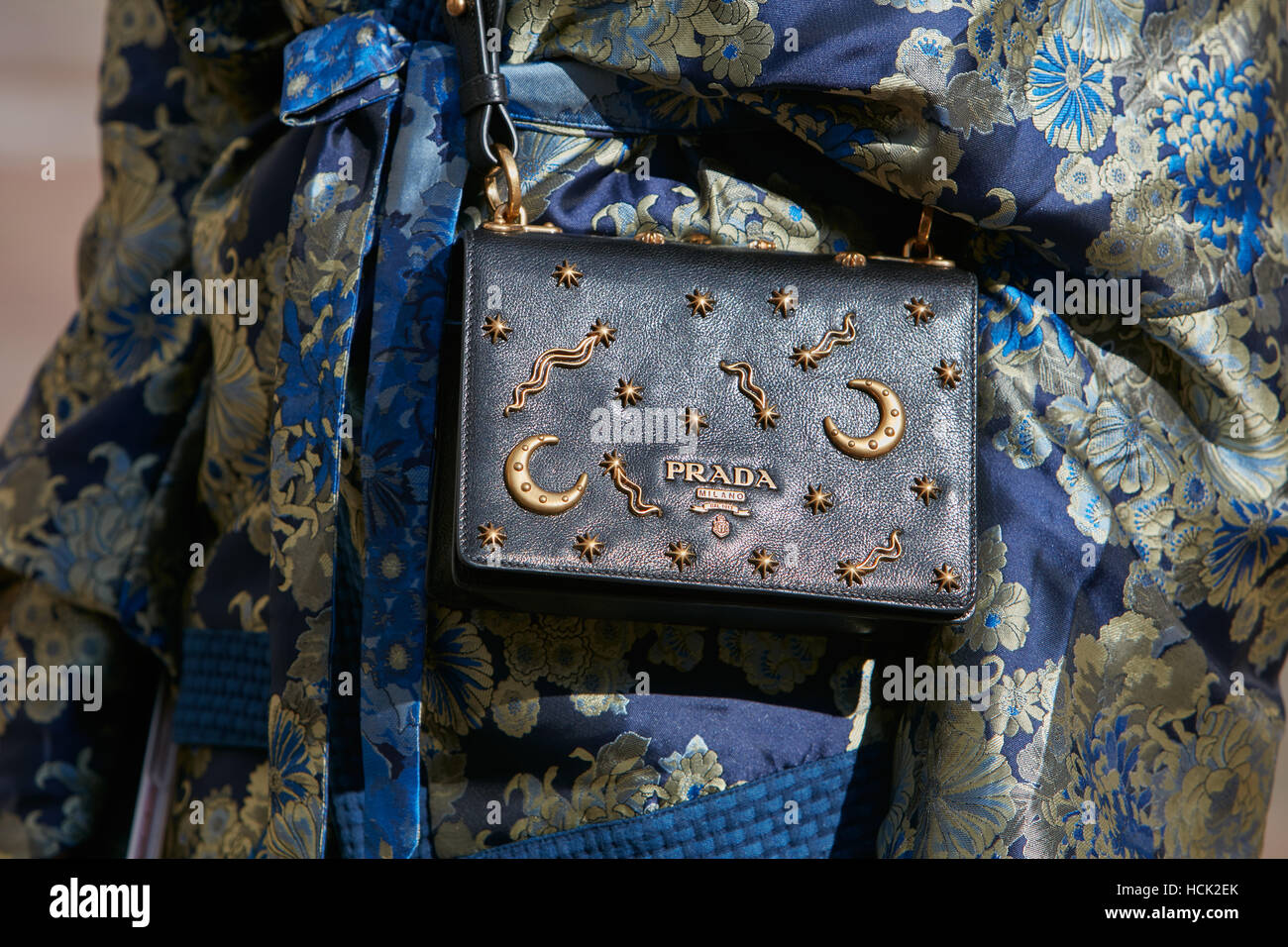 Donna con borsa di Prada con la luna e le stelle decorazione in metallo  prima di Salvatore Ferragamo fashion show, la Settimana della Moda Milanese  street Foto stock - Alamy