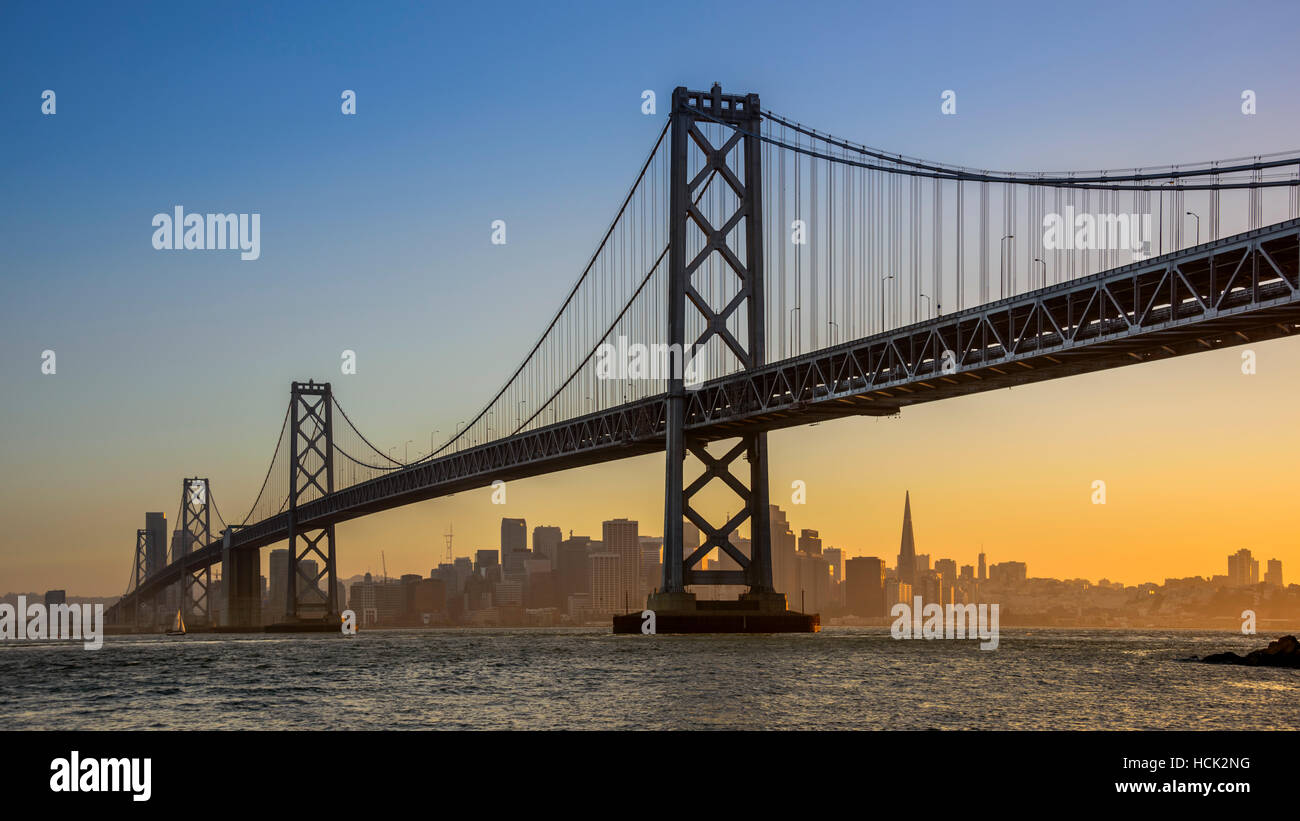 Il Bay Bridge e San Francisco Foto Stock