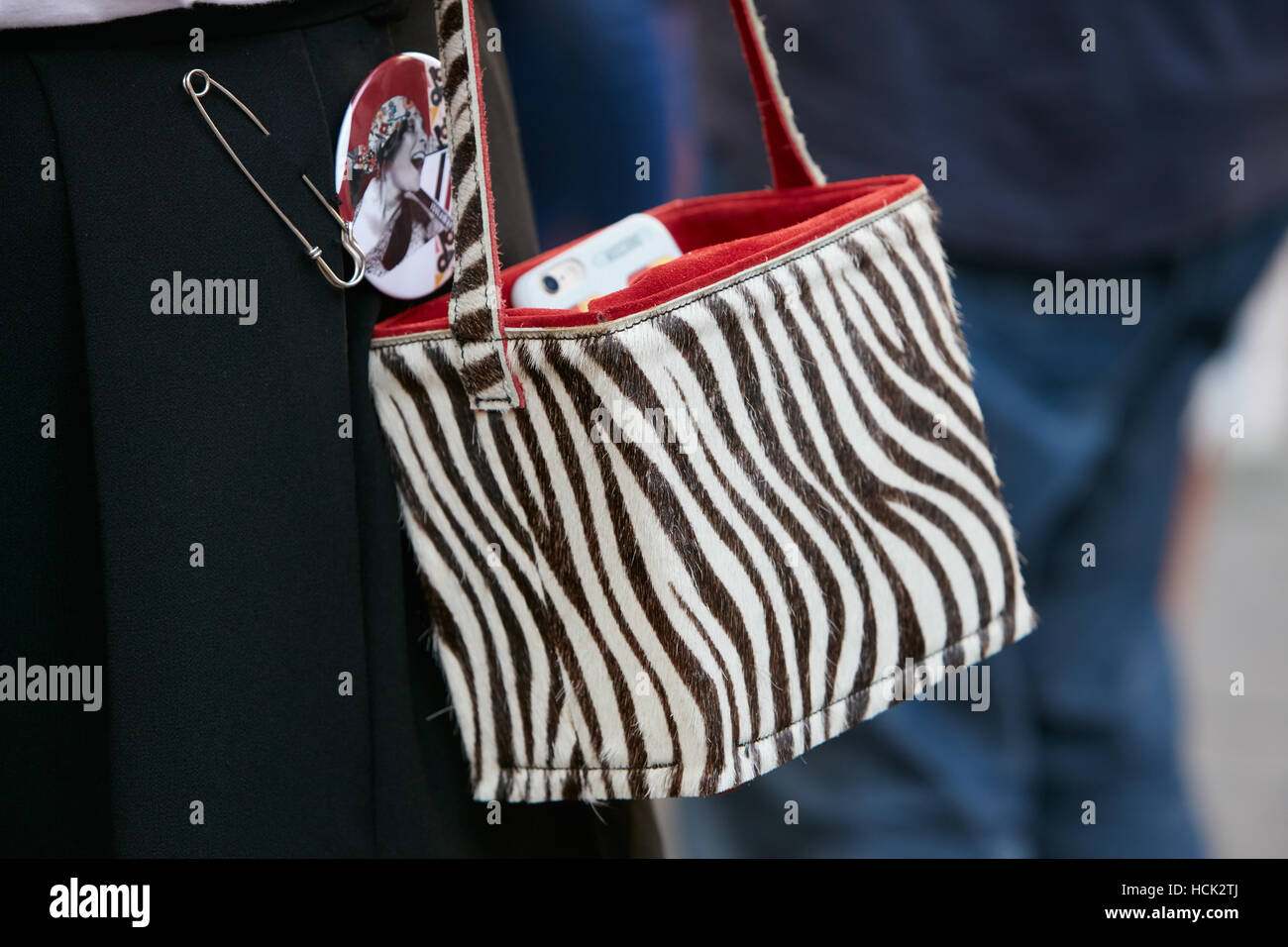 Donna con bianco e nero borsa zebrine prima di Salvatore Ferragamo fashion show, la Settimana della Moda Milanese street style su Settembre 25. Foto Stock