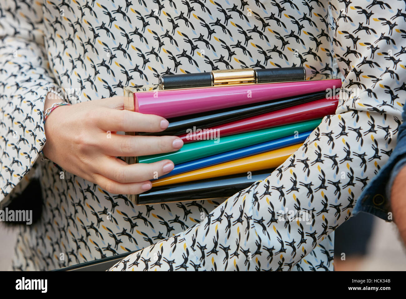 Donna con colorati sacco rigido prima di Salvatore Ferragamo fashion show, la Settimana della Moda Milanese street style su Settembre 25. Foto Stock