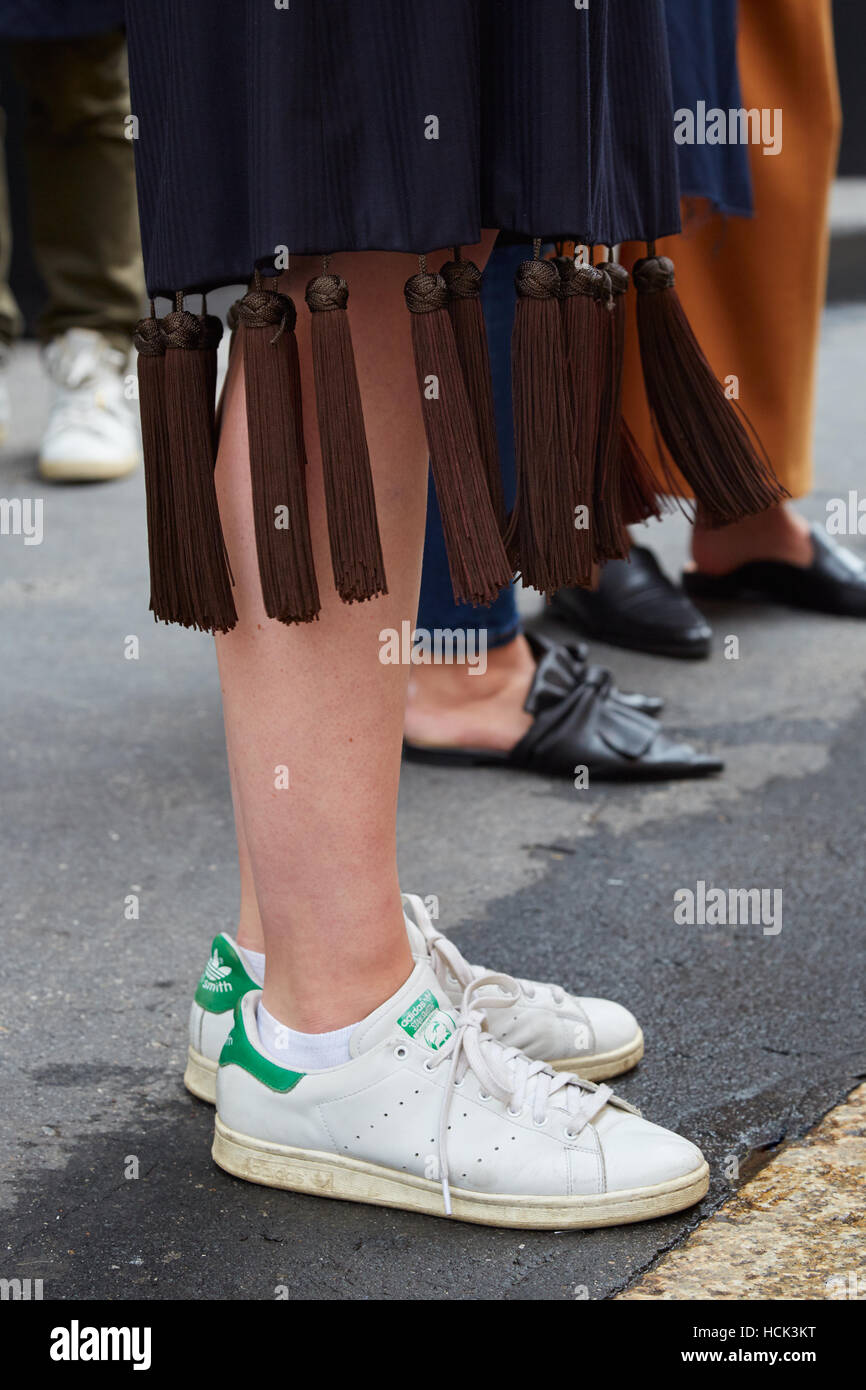 Donna con adidas Stan Smith scarpe e gonna con frange prima Wunderkind fashion show, la Settimana della Moda Milanese street style. Foto Stock
