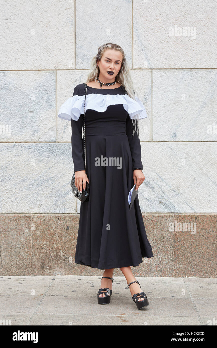 Donna con abito nero prima di Genny fashion show, la Settimana della Moda Milanese street style il 22 settembre 2016 a Milano. Foto Stock