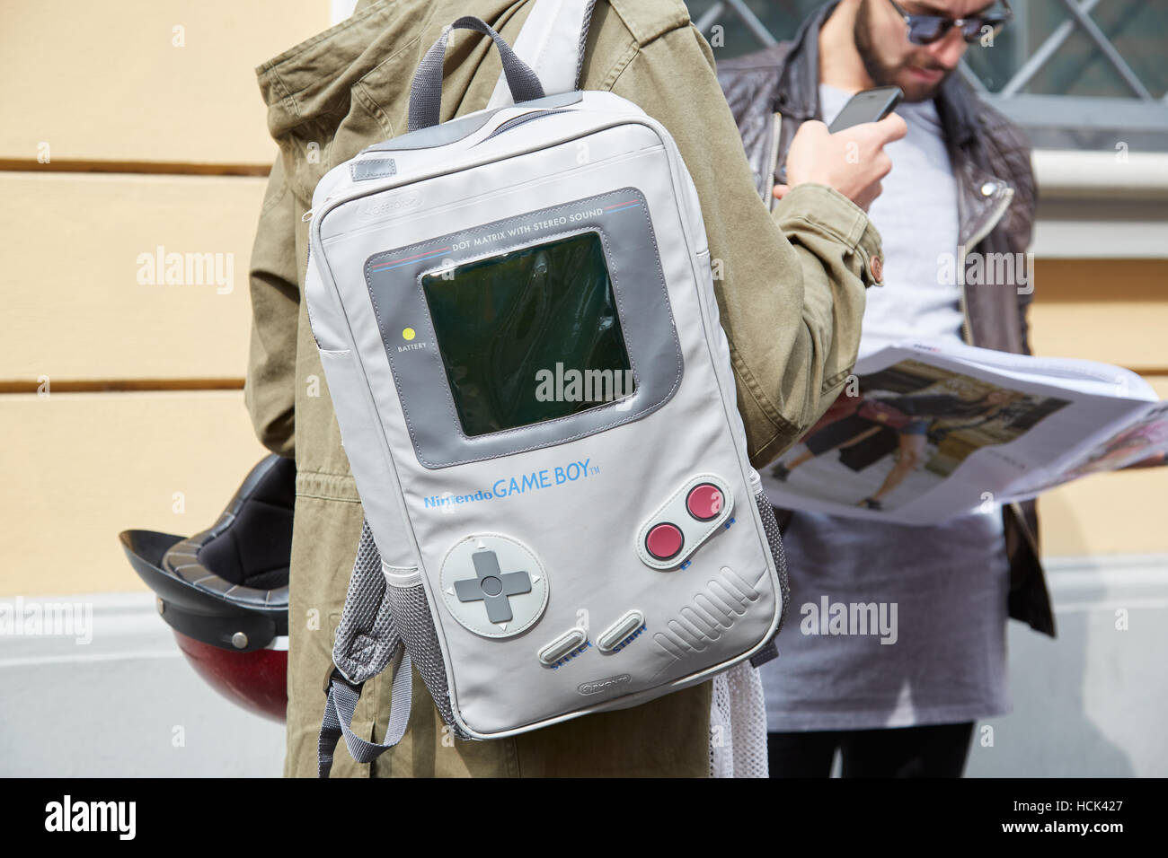 Uomo con Game Boy zaino prima di Anteprima fashion show, la Settimana della Moda Milanese street style il 22 settembre 2016 a Milano. Foto Stock