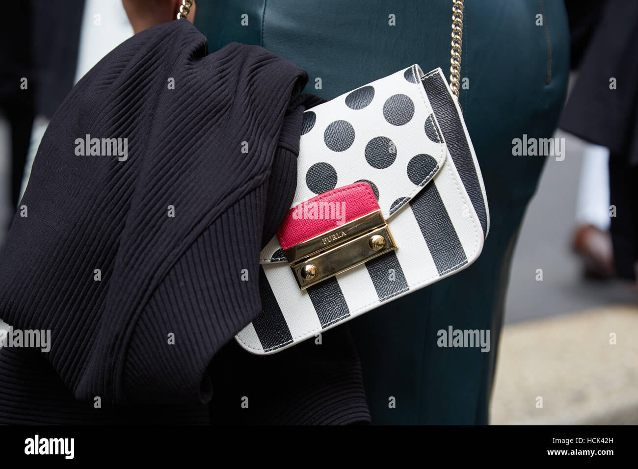 Donna con bianco e nero borsa Furla prima Anteprima fashion show, la Settimana della Moda Milanese street style il 22 settembre a Milano. Foto Stock