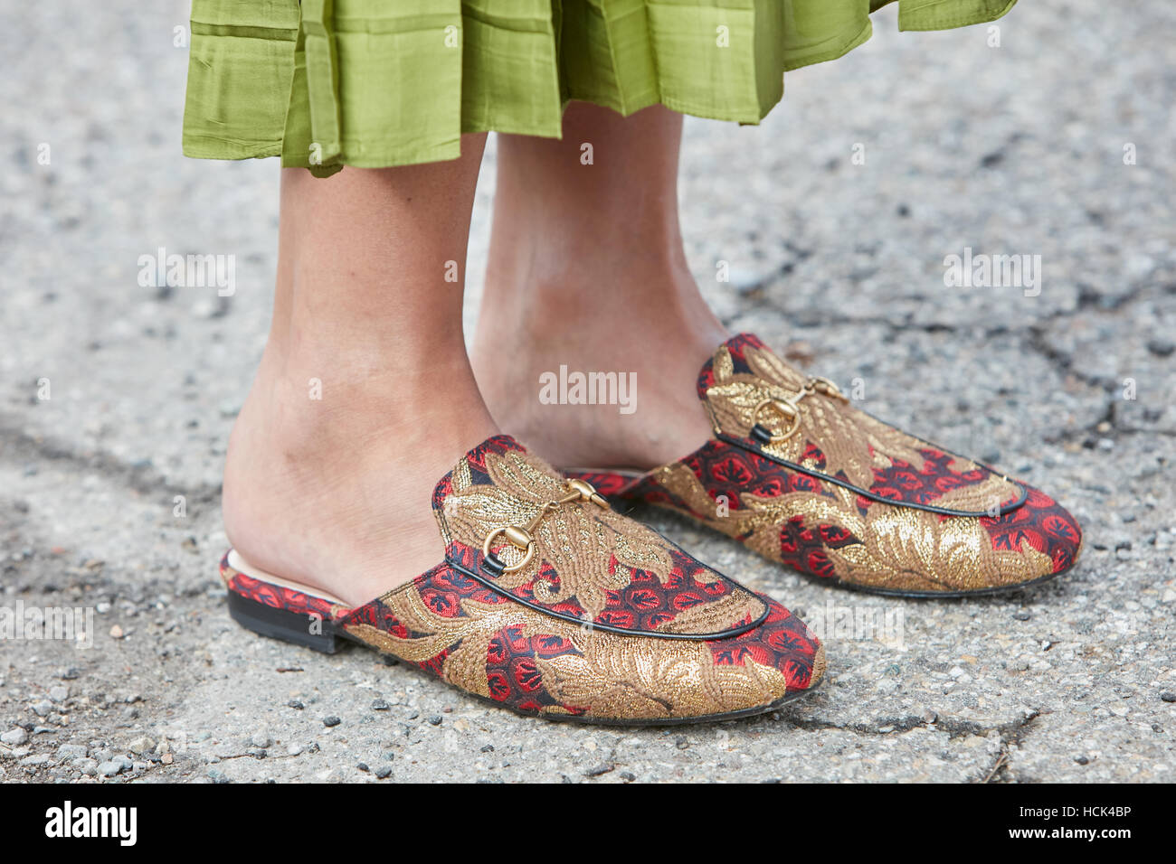 Donna con oro e rosso Gucci traversine prima di Gucci fashion show, la Settimana della Moda Milanese street style il 21 settembre a Milano. Foto Stock