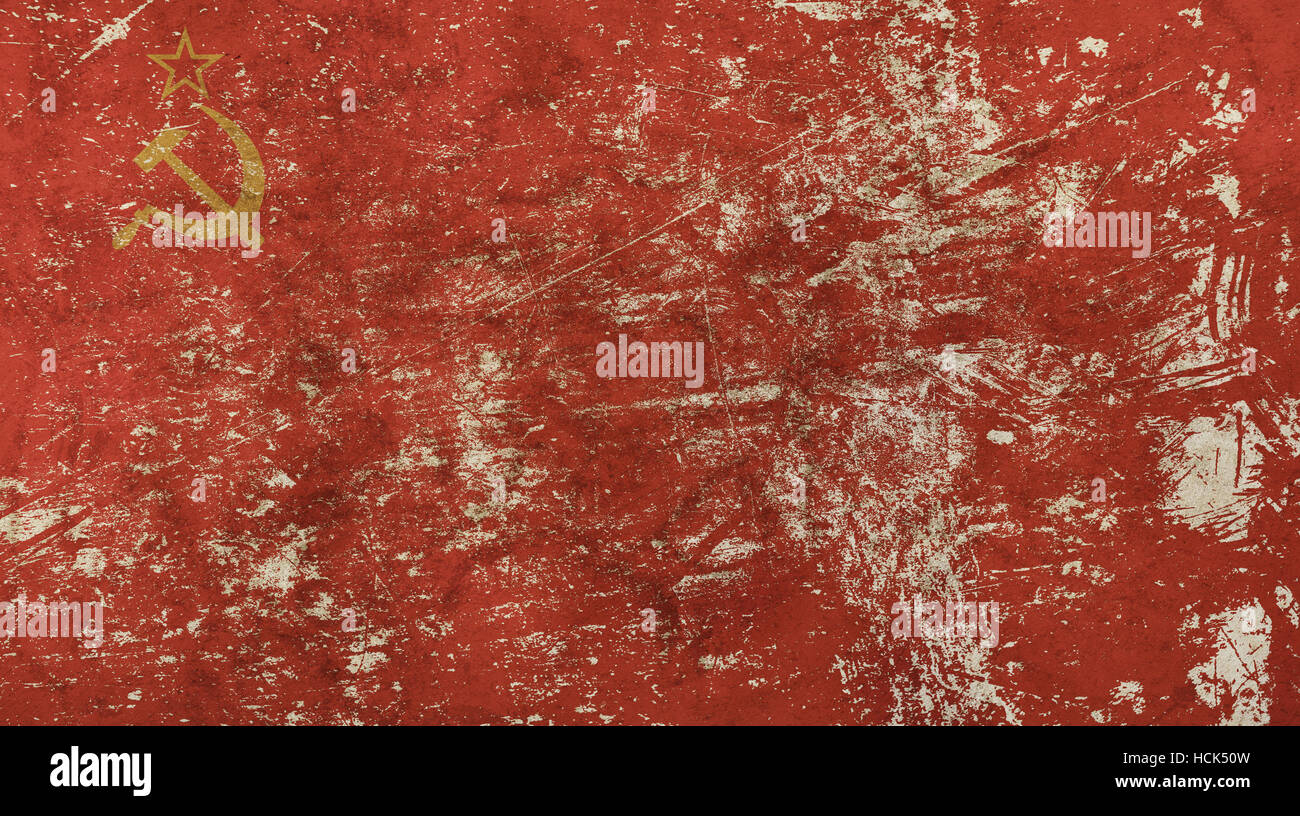 Il vecchio grunge sporco vintage sbiadito shabby distressed ex URSS Unione Sovietica nazionale bandiera rossa sfondo con stelle di falce e martello Foto Stock