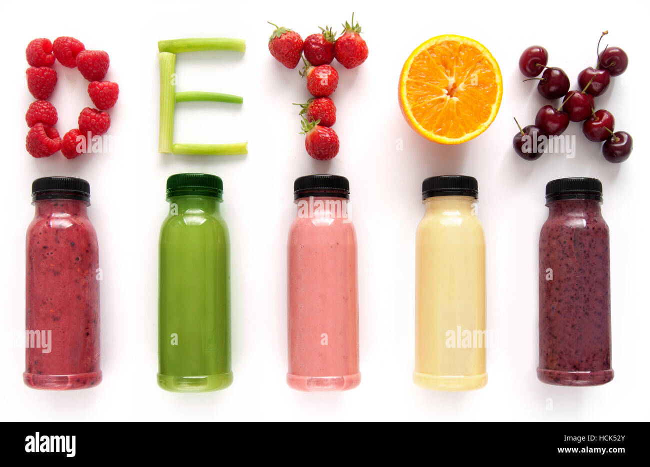 Detox parola fatta con frutti da un assortimento di dolci alla frutta su uno sfondo bianco Foto Stock