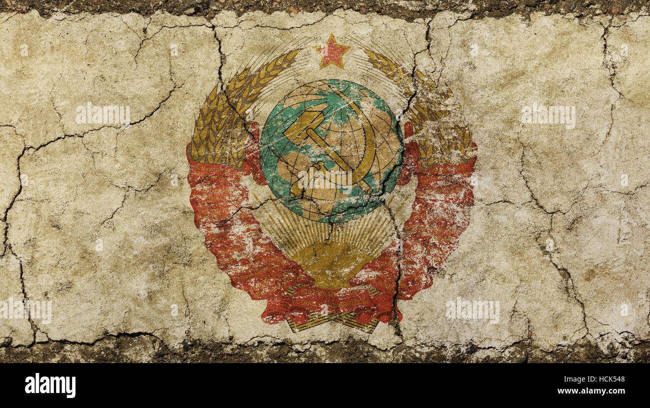 Vecchio sbiadito vintage shabby distressed ex URSS Unione Sovietica emblema dello Stato, stemma sullo sfondo di grunge muro sporco con crepe e rotture Foto Stock