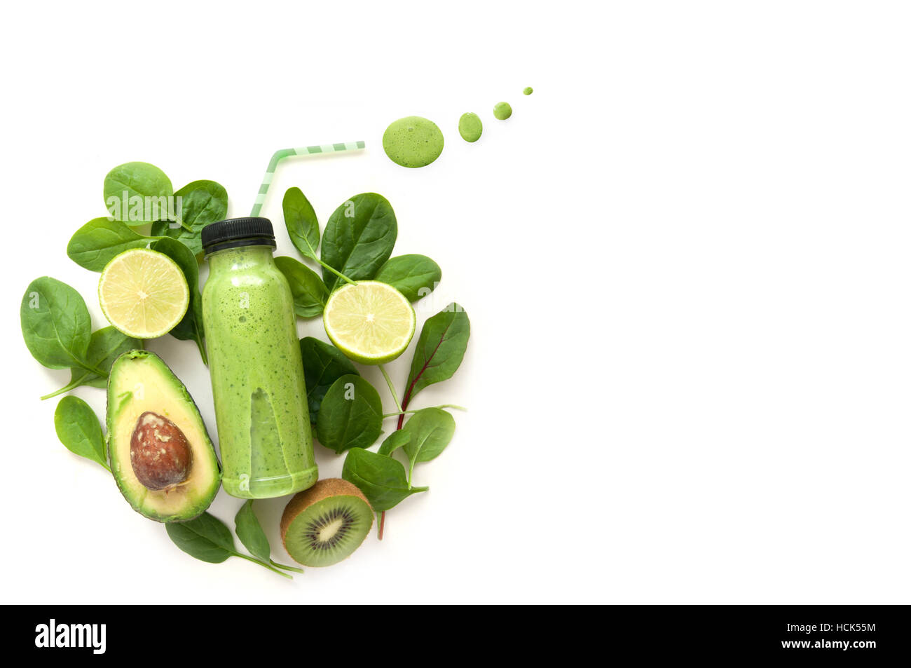 Imbottigliato detox drink circondati dal verde alimenti compresi gli spinaci e kiwi Foto Stock