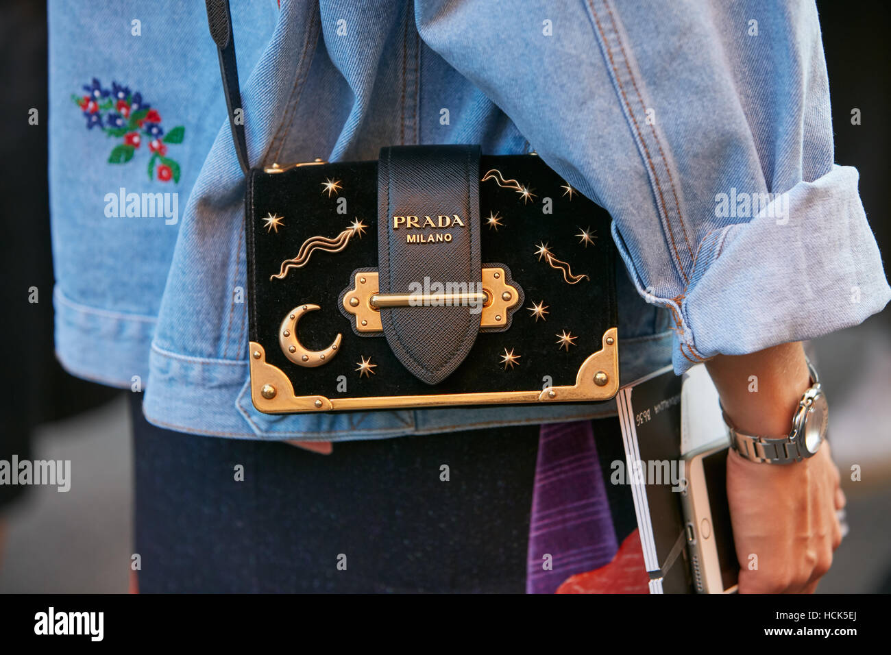Donna con borsa di Prada con la luna e le stelle prima di Prada fashion  show, la Settimana della Moda Milanese street style on September 22, 2016  Foto stock - Alamy