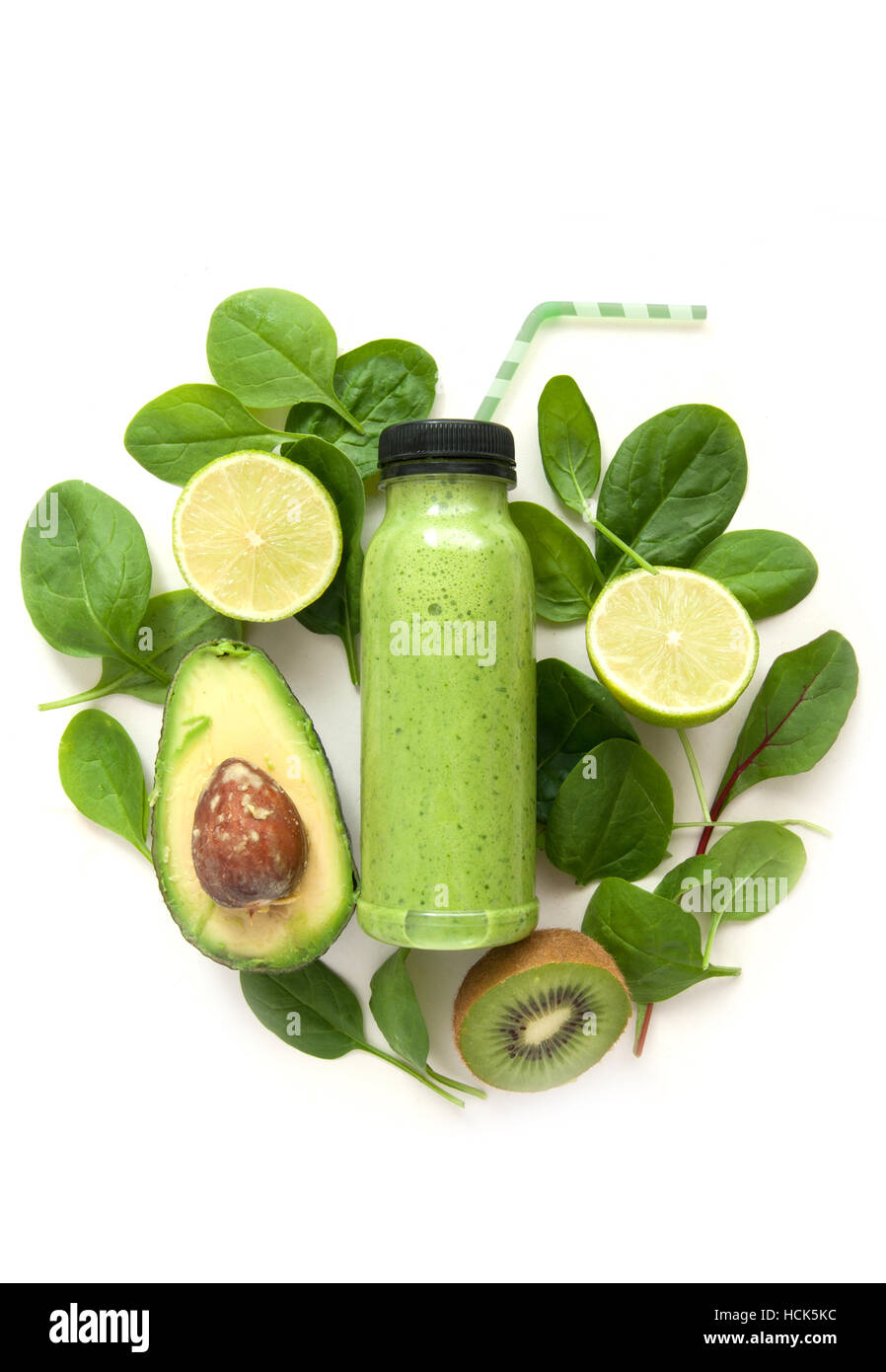 Imbottigliato detox drink circondati dal verde alimenti compresi gli spinaci e kiwi Foto Stock