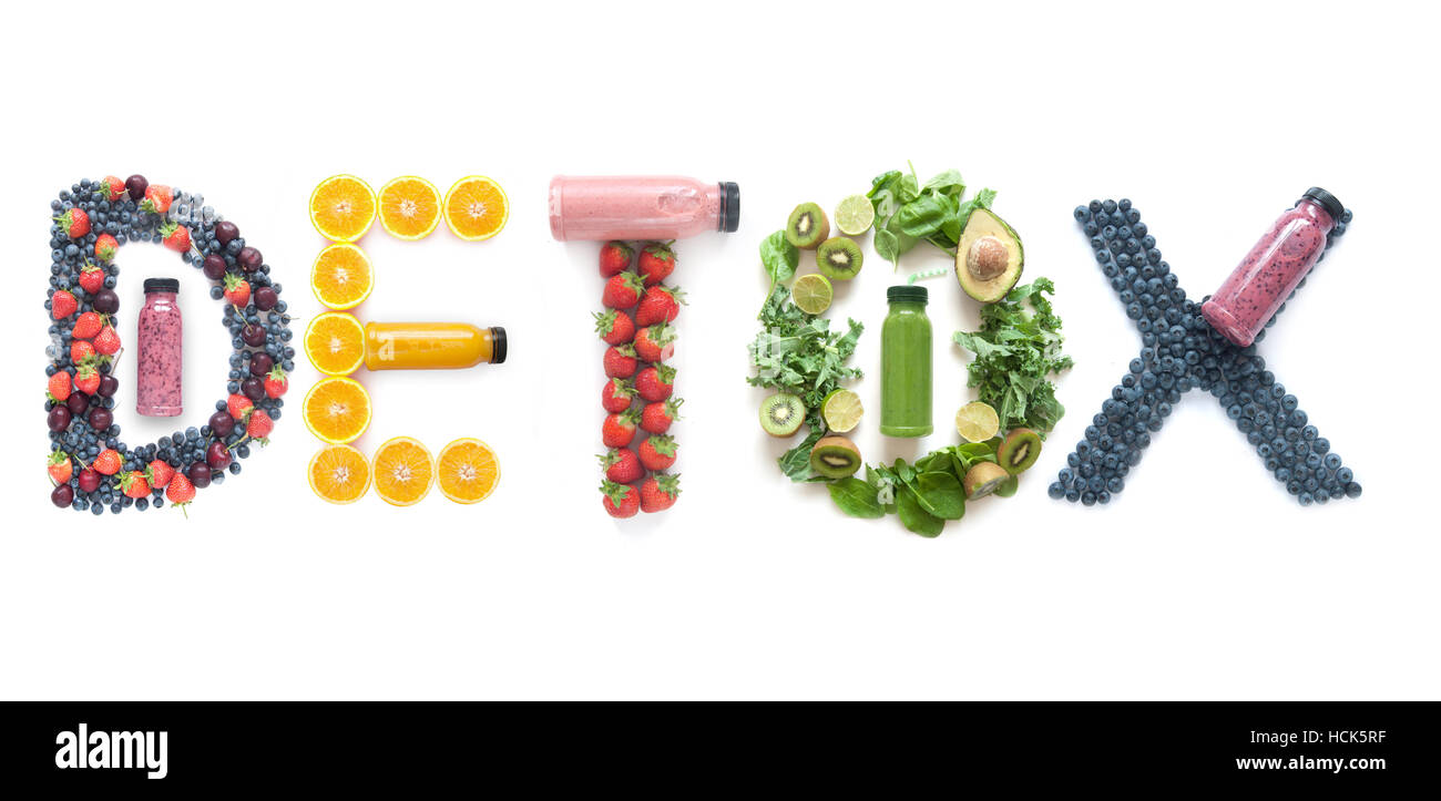 Detox farro utilizzando diversi gruppi di frutta e verdura con bottiglie di bevande frullato Foto Stock