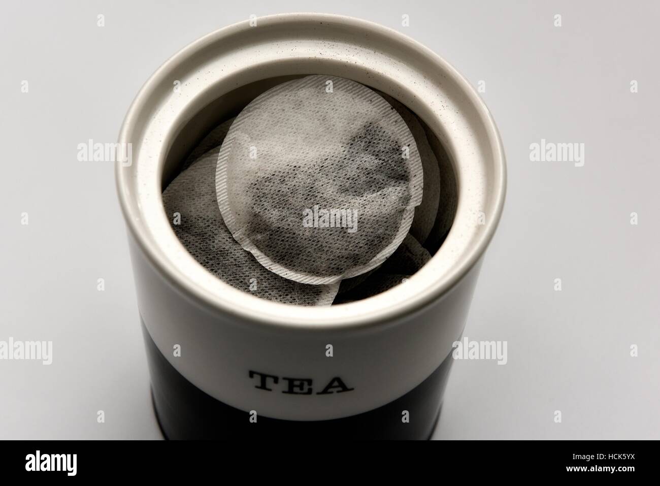 Bustine di tè in cucina un barattolo di storage Foto Stock