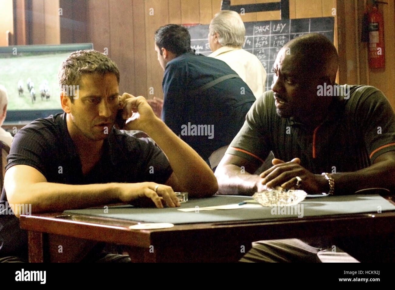 ROCKNROLLA, Gerard Butler, Idris Elba, 2008. ©Warner Bros/cortesia Everett Collection Foto Stock