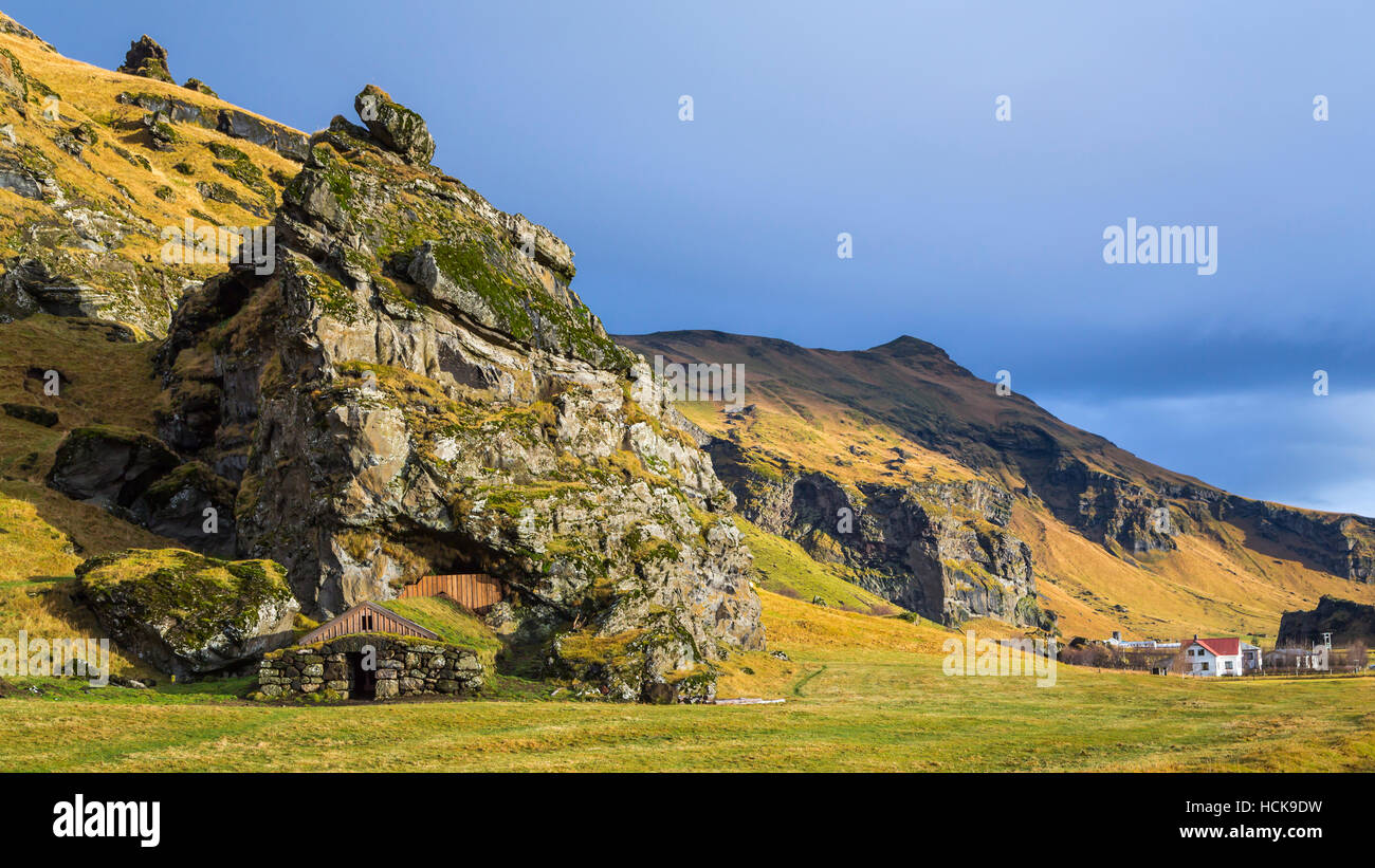 Una cantina di root sul lato di una montagna nel sud dell'Islanda, l'Europa. Foto Stock