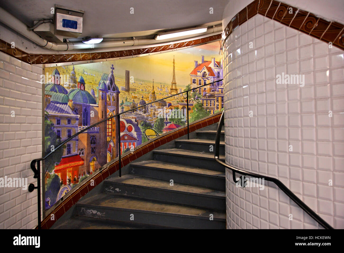 Le scale in Abbesses stazione della metropolitana (linea 12), diciottesimo arrondissement, Montmartre, Paris, Francia. Foto Stock