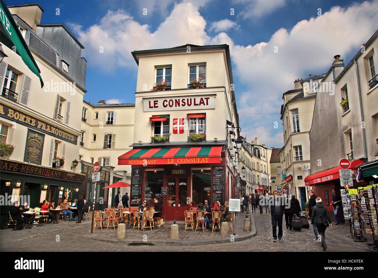 A piedi nei vicoli pittoreschi del 'bohemien' quartiere di Montmartre, Parigi, Francia Foto Stock