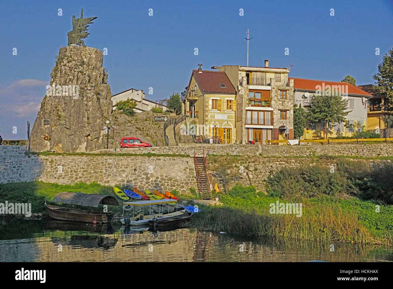 Varpazar villaggio sul Lago di Scutari con il monumento alla rivolta nel 1941 ai fascisti italiani. Foto Stock
