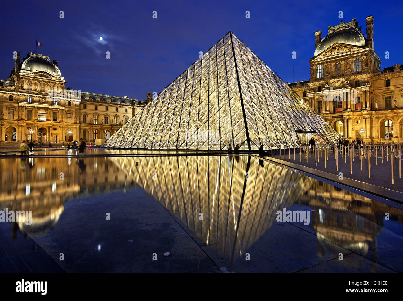 La piramide di vetro (architetto: I.M. Pei), del museo del Louvre (Musée du Louvre), Parigi, Francia. Foto Stock