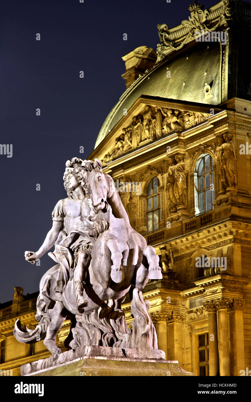 Statua di Luigi XIV al di fuori del museo del Louvre di Parigi, Francia. Foto Stock