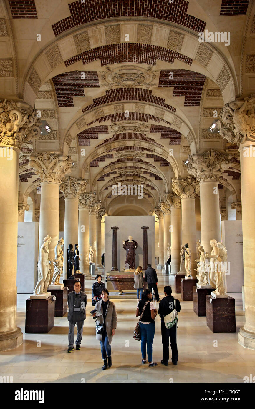 Una delle sale del Denon ala in Louvre museo dedicato alla scultura. Parigi, Francia. Foto Stock