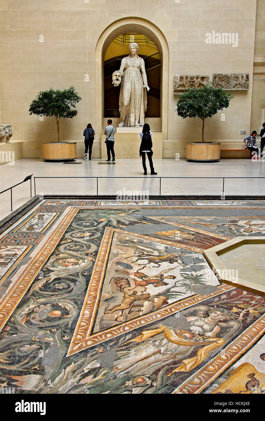 La Sfinge del cortile con il 'Seasons' pavimento a mosaico e una statua di Melpomene :, Denon ala, museo del Louvre di Parigi, Francia. Foto Stock