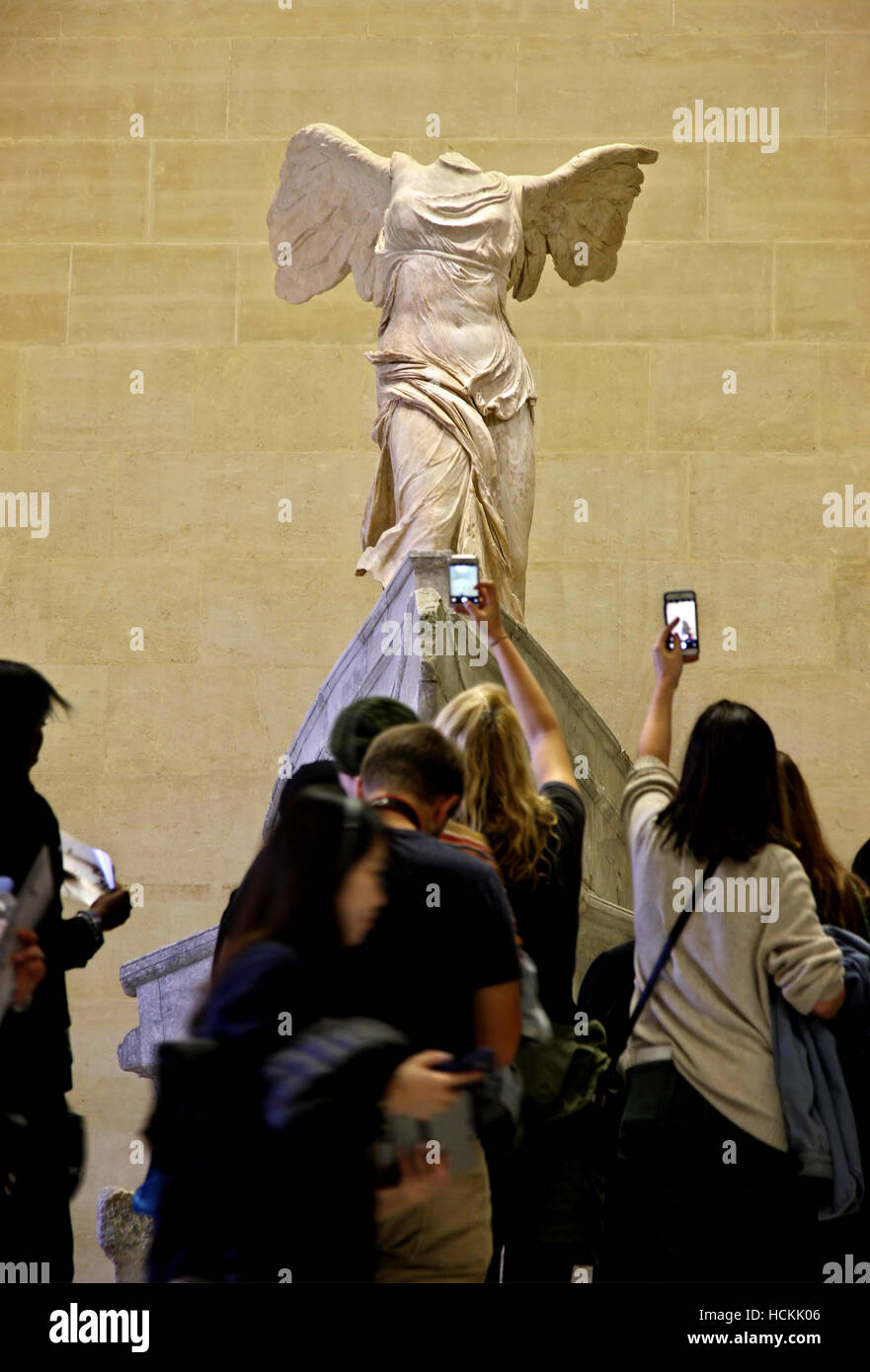 I visitatori si sono riuniti di fronte alla egli 'Vittoria Alata ("Nike') di Samotracia", il museo del Louvre di Parigi, Francia. Foto Stock
