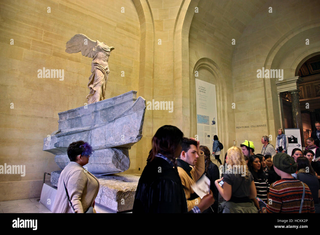 I visitatori si sono riuniti di fronte alla egli 'Vittoria Alata ("Nike') di Samotracia", il museo del Louvre di Parigi, Francia. Foto Stock