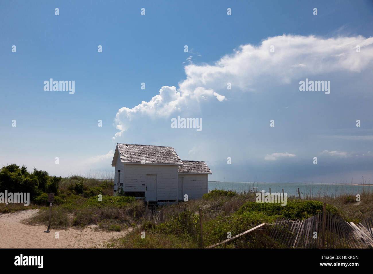 Piccola casa accanto al Cape Lookout faro in Carolina del Nord Foto Stock