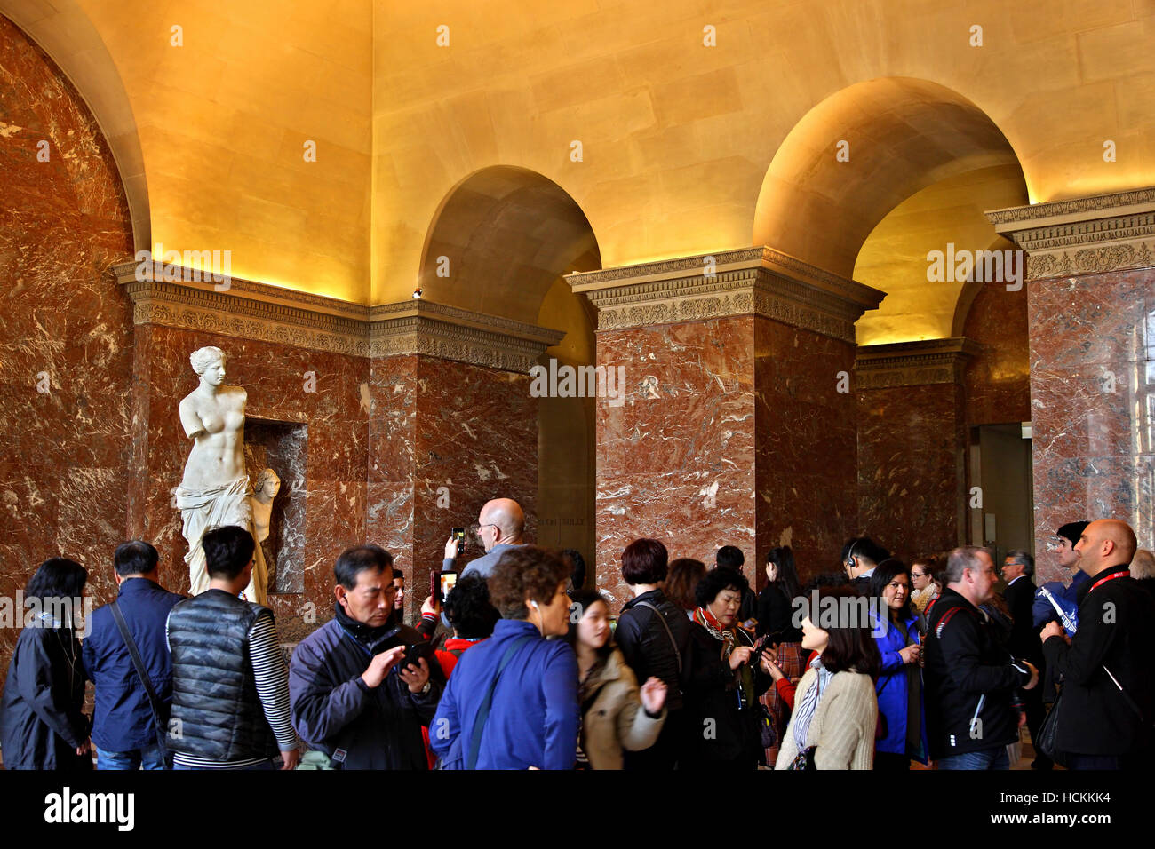 I visitatori si sono riuniti intorno al Aphrodite di Milos ("Venere di Milo'), al museo del Louvre di Parigi, Francia. Foto Stock