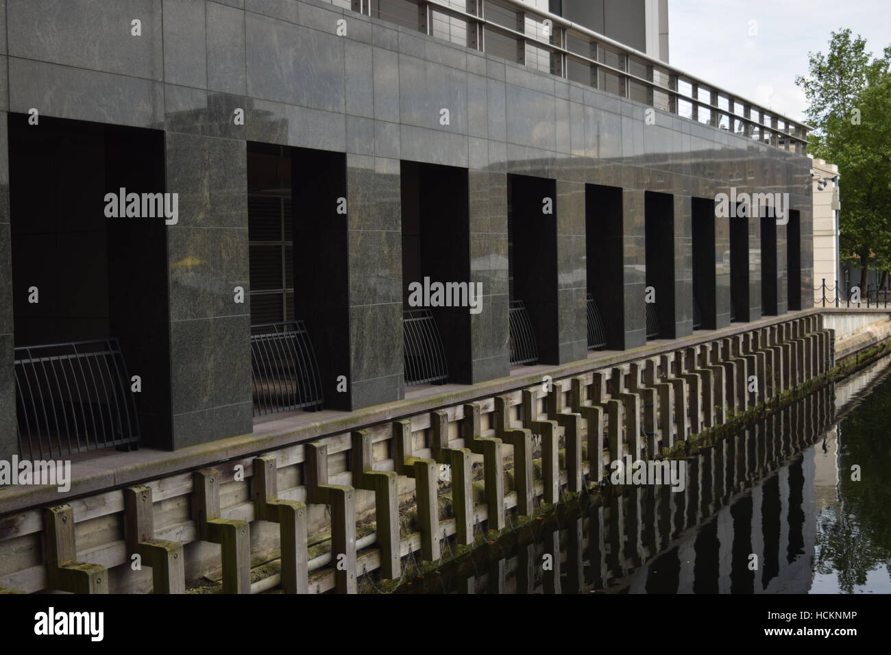 Grandi finestre con ringhiere in metallo in un edificio sull'acqua Canary Wharf quartiere degli affari di Londra Foto Stock